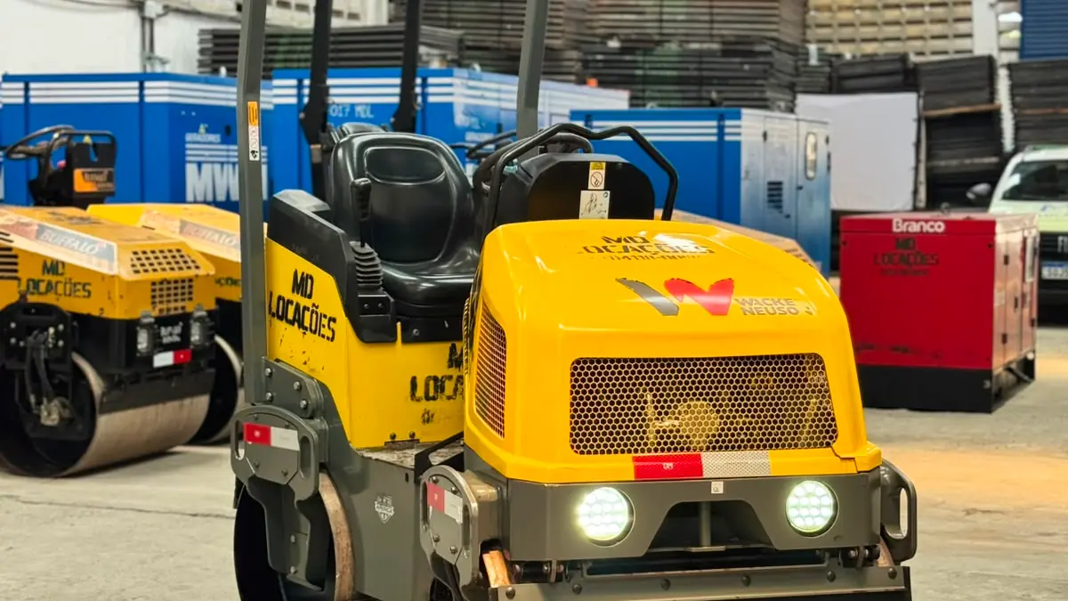 Equipamentos de construção civil em canteiro de obras
