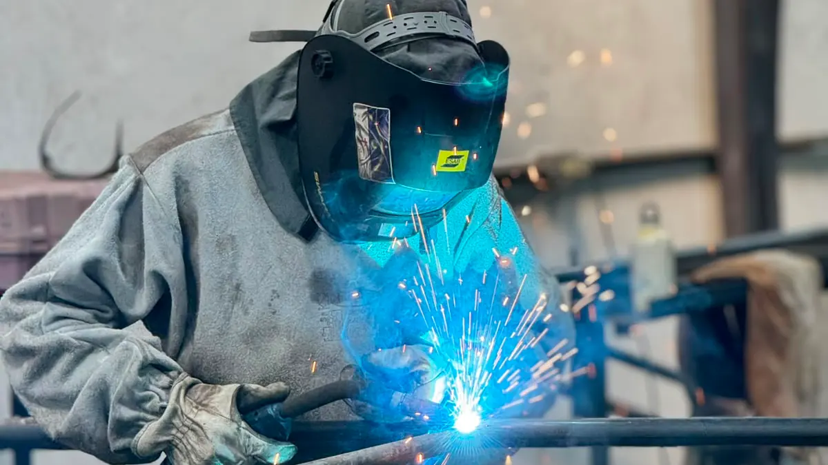 Equipe trabalhando em obra com equipamentos adequados